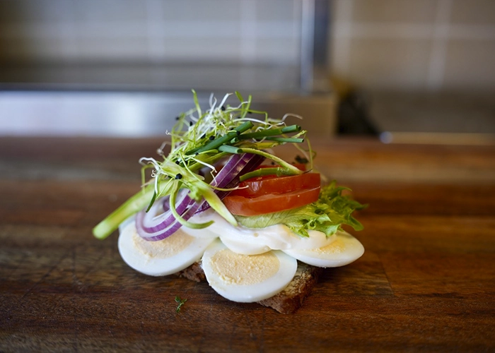 Æg og tomat m_ løg og mayonaise