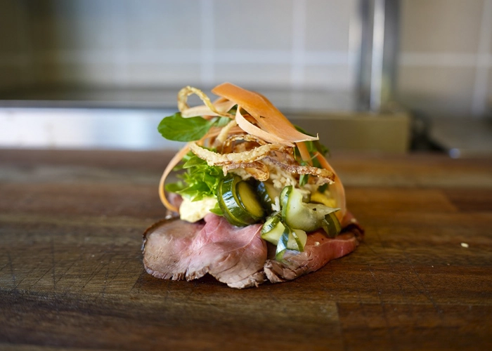 Roastbeff m_ remolade,peberrod,agurksalat og ristede løg