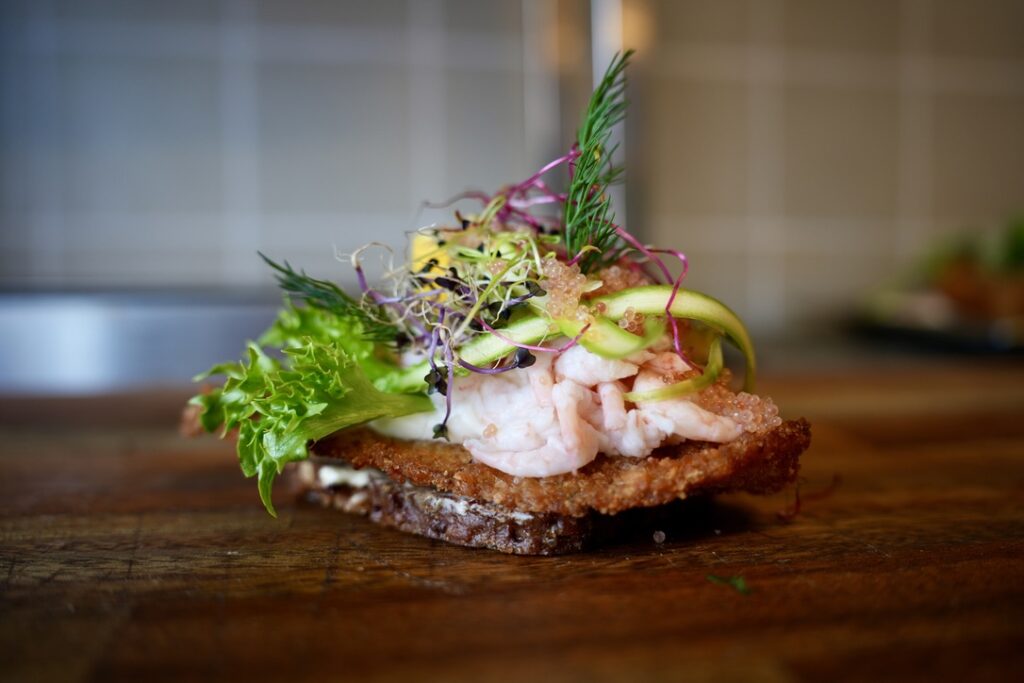 Rødspættefilet m_rejer og mayonaise