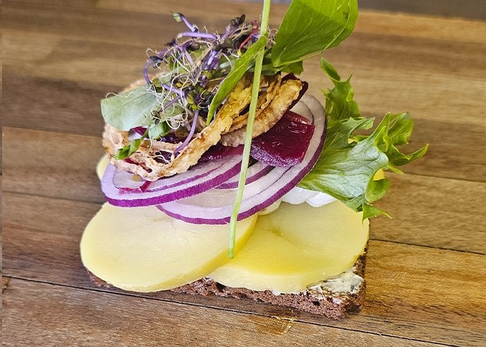 kartoffelmad med rygeostcreme og syltede rødløg